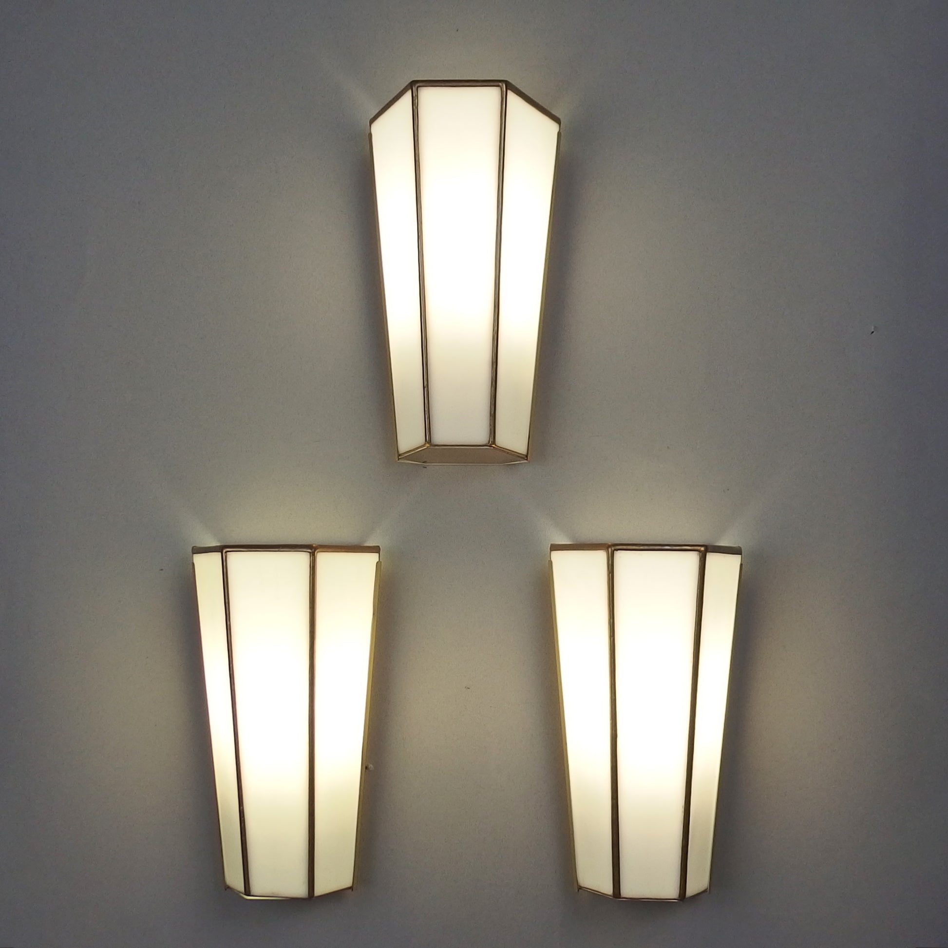 Set of 3 art deco '80s Tiffany sconces with polished brass base and white stain glass from Limburg - Retro Lamp Shop