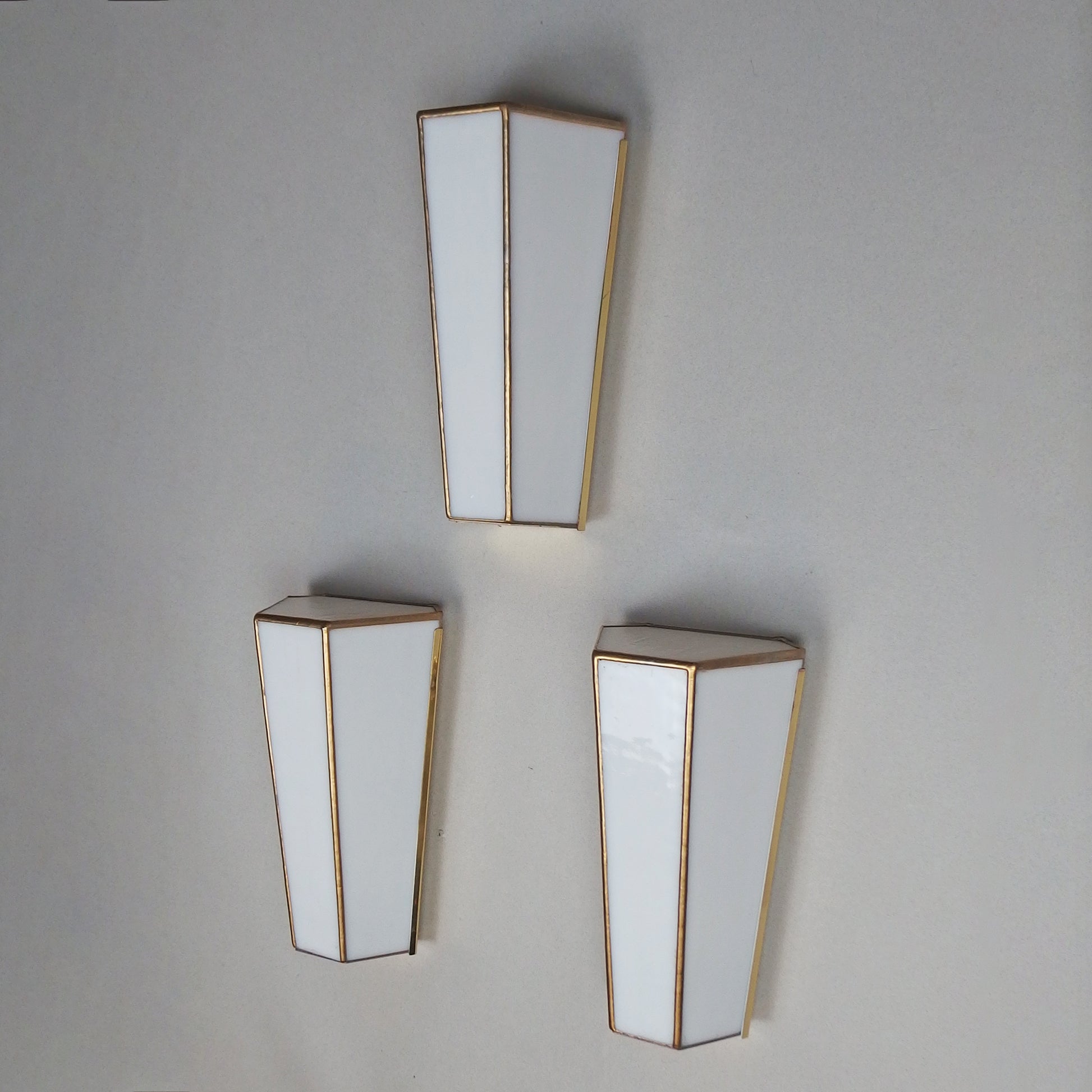 Set of 3 art deco '80s Tiffany sconces with polished brass base and white stain glass from Limburg - Retro Lamp Shop