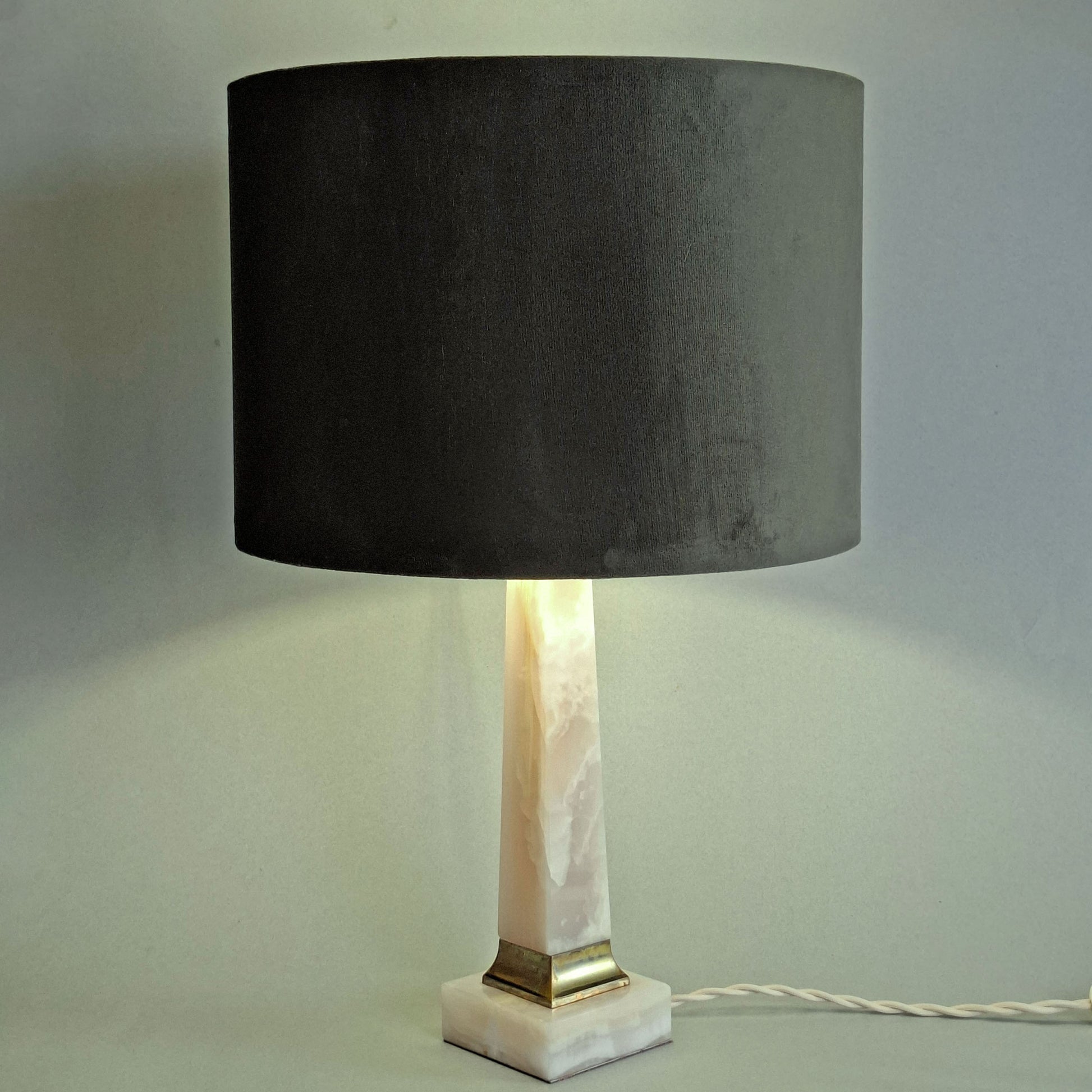 Hollywood regency 1950s vintage table lamp with onyx foot, brass elements and deep green velvet shade - Retro Lamp Shade