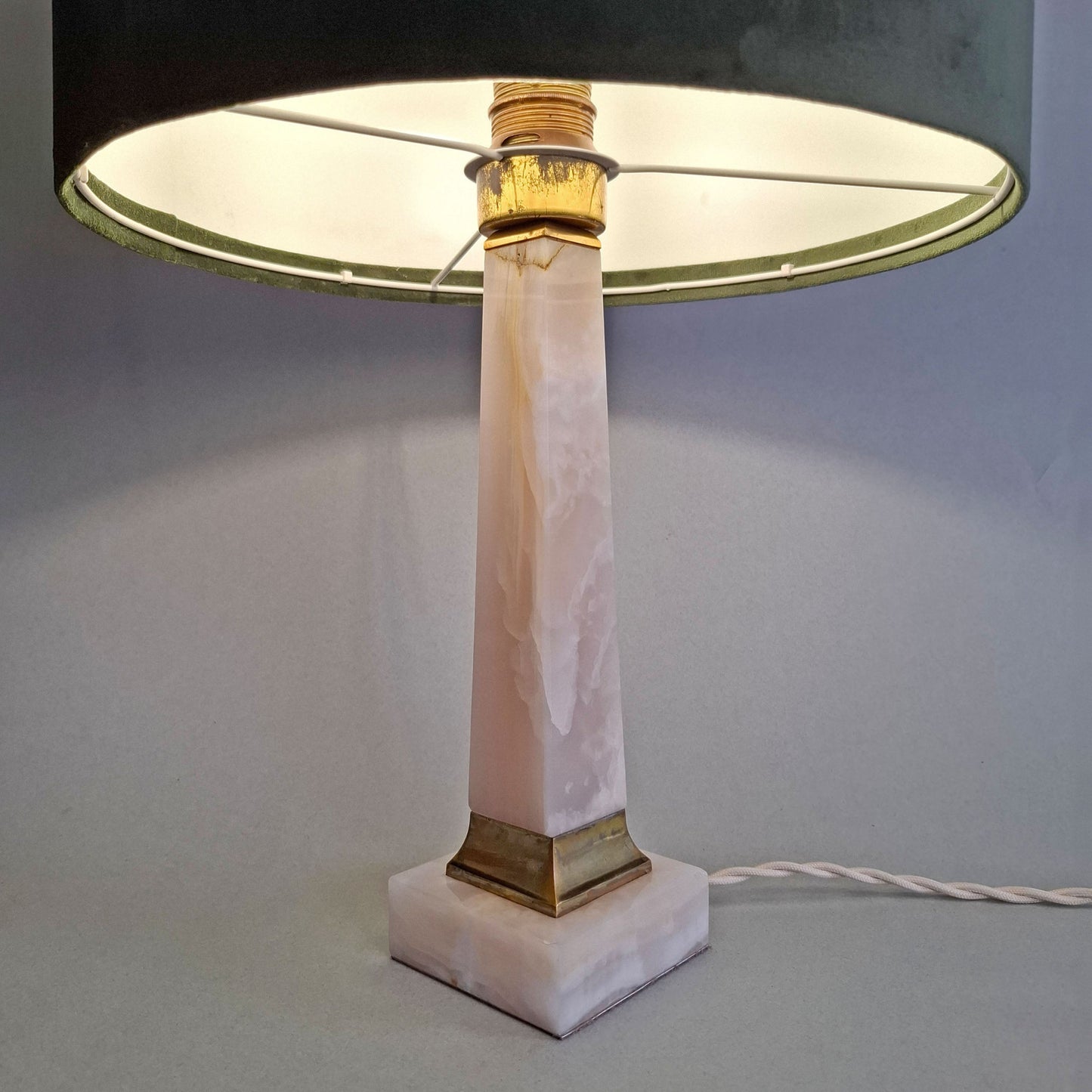 Hollywood regency 1950s vintage table lamp with onyx foot, brass elements and deep green velvet shade - Retro Lamp Shade
