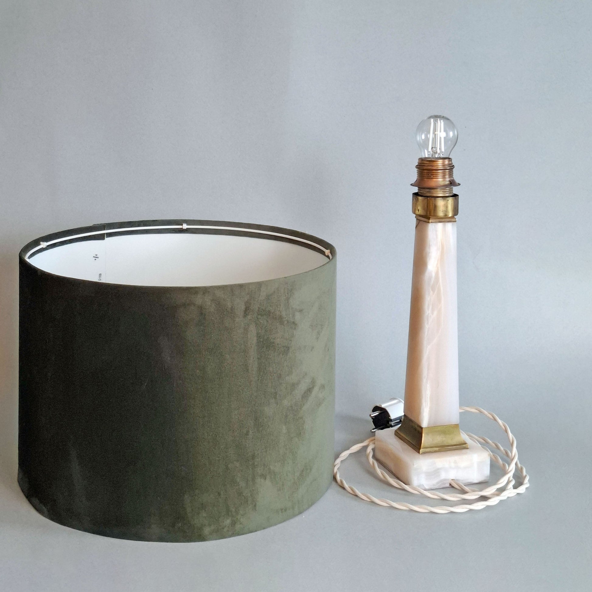 Hollywood regency 1950s vintage table lamp with onyx foot, brass elements and deep green velvet shade - Retro Lamp Shade