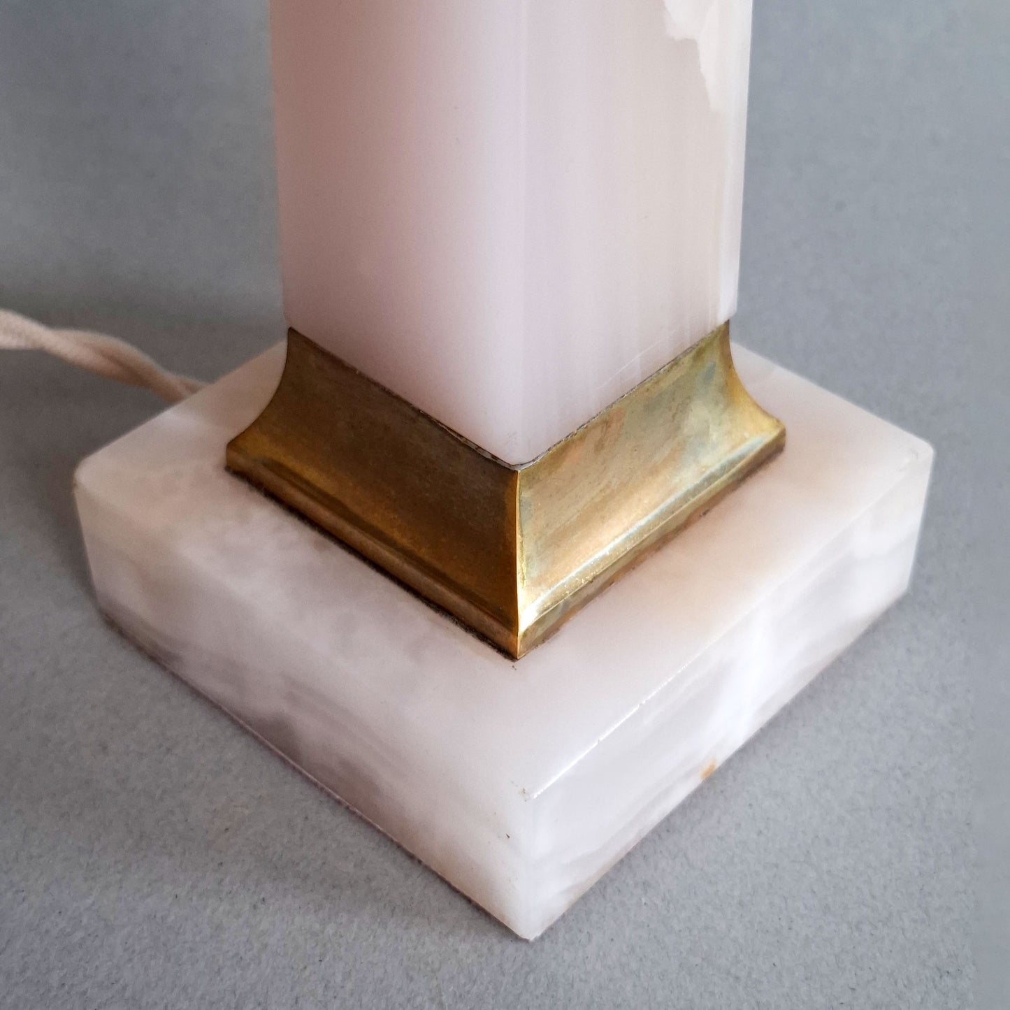 Hollywood regency 1950s vintage table lamp with onyx foot, brass elements and deep green velvet shade - Retro Lamp Shade